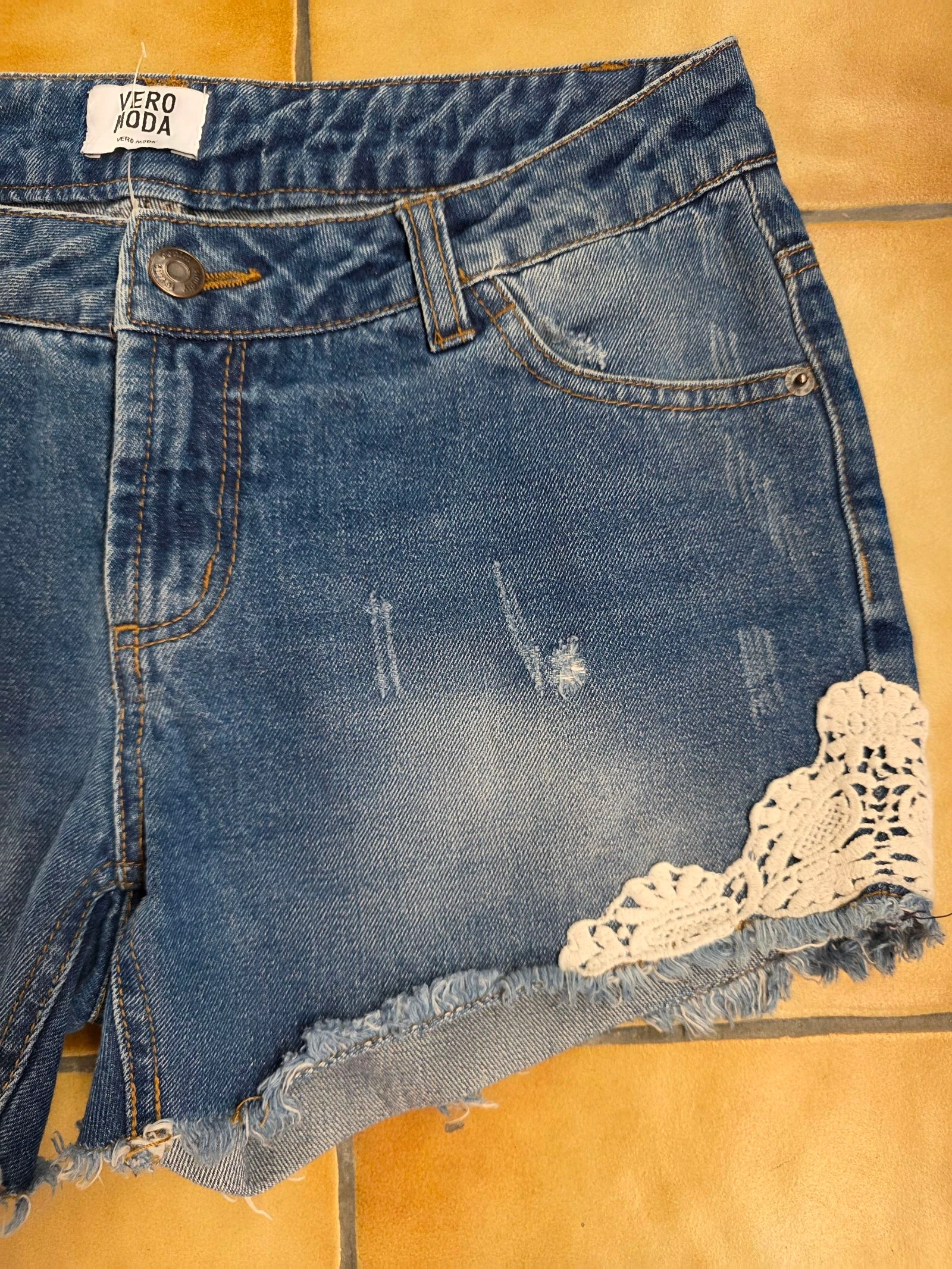 Bermuda jeans boho festival cintura baixa y2k renda Tamanho 36 / w27 denim shorts renda – photo 3